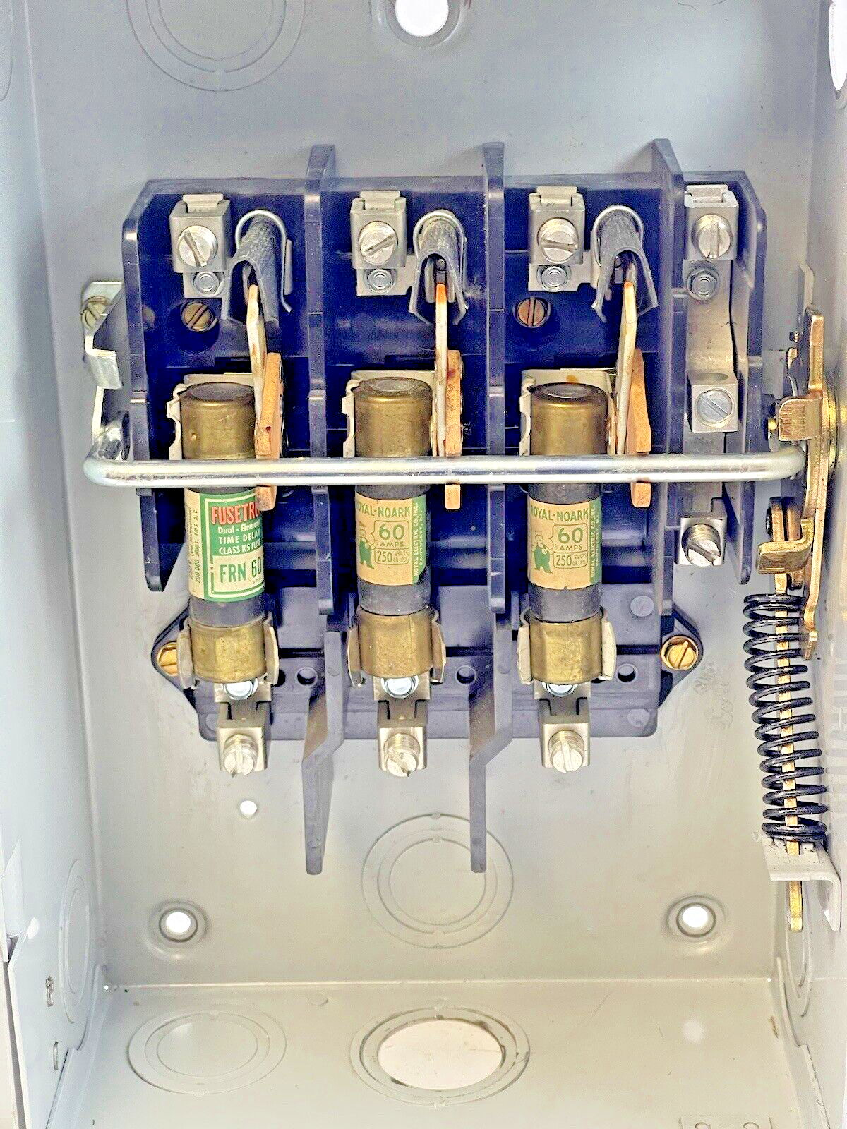 EATON - POWER MASTER - G322SNK - SAFETY SWITCH W/FUSES - 60 A, 240 VAC, TYPE 17