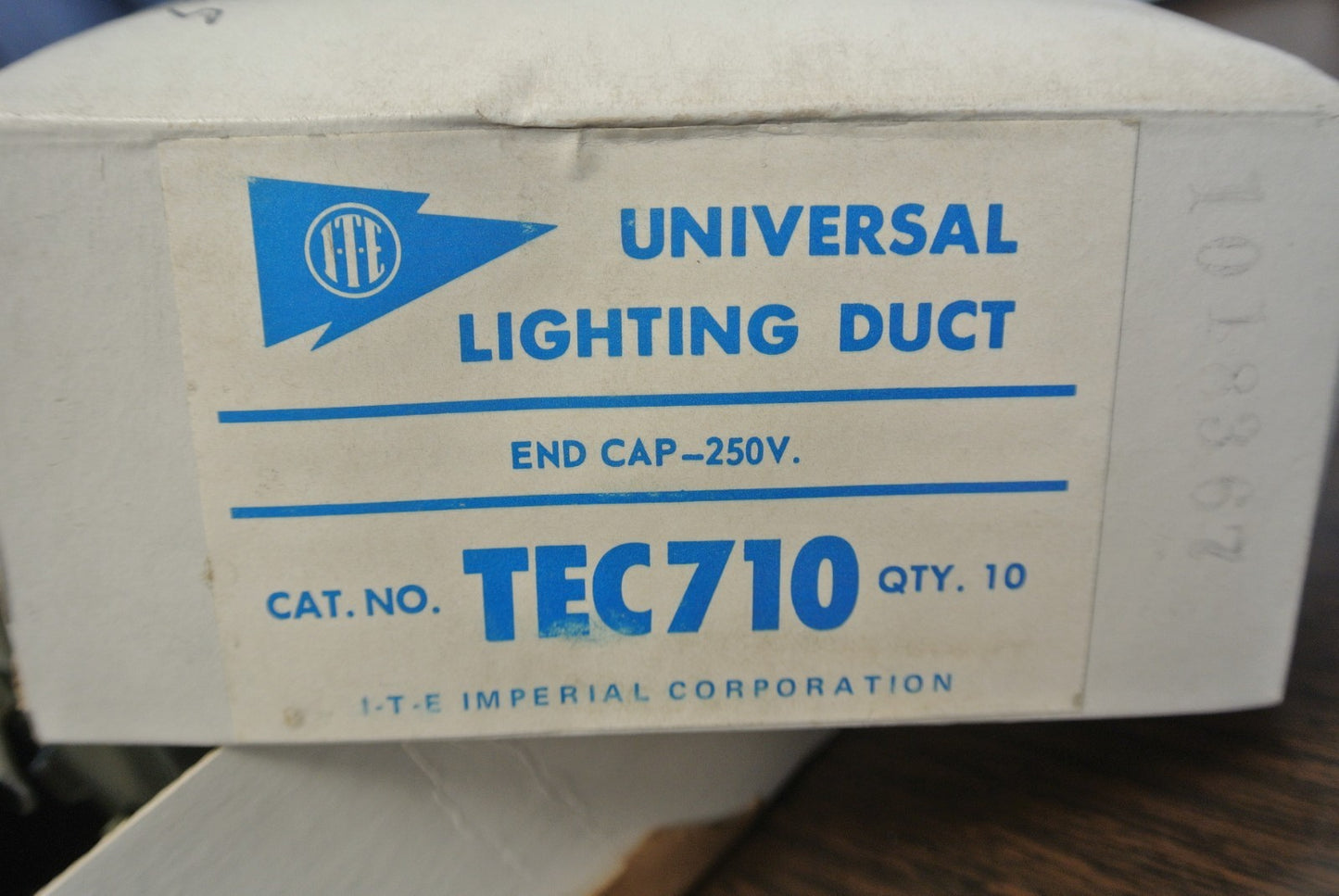 I-T-E IMPERIAL TEC710 END CAP for UNIVERSAL LIGHTING DUCT / 250V / NEW SURPLUS 8