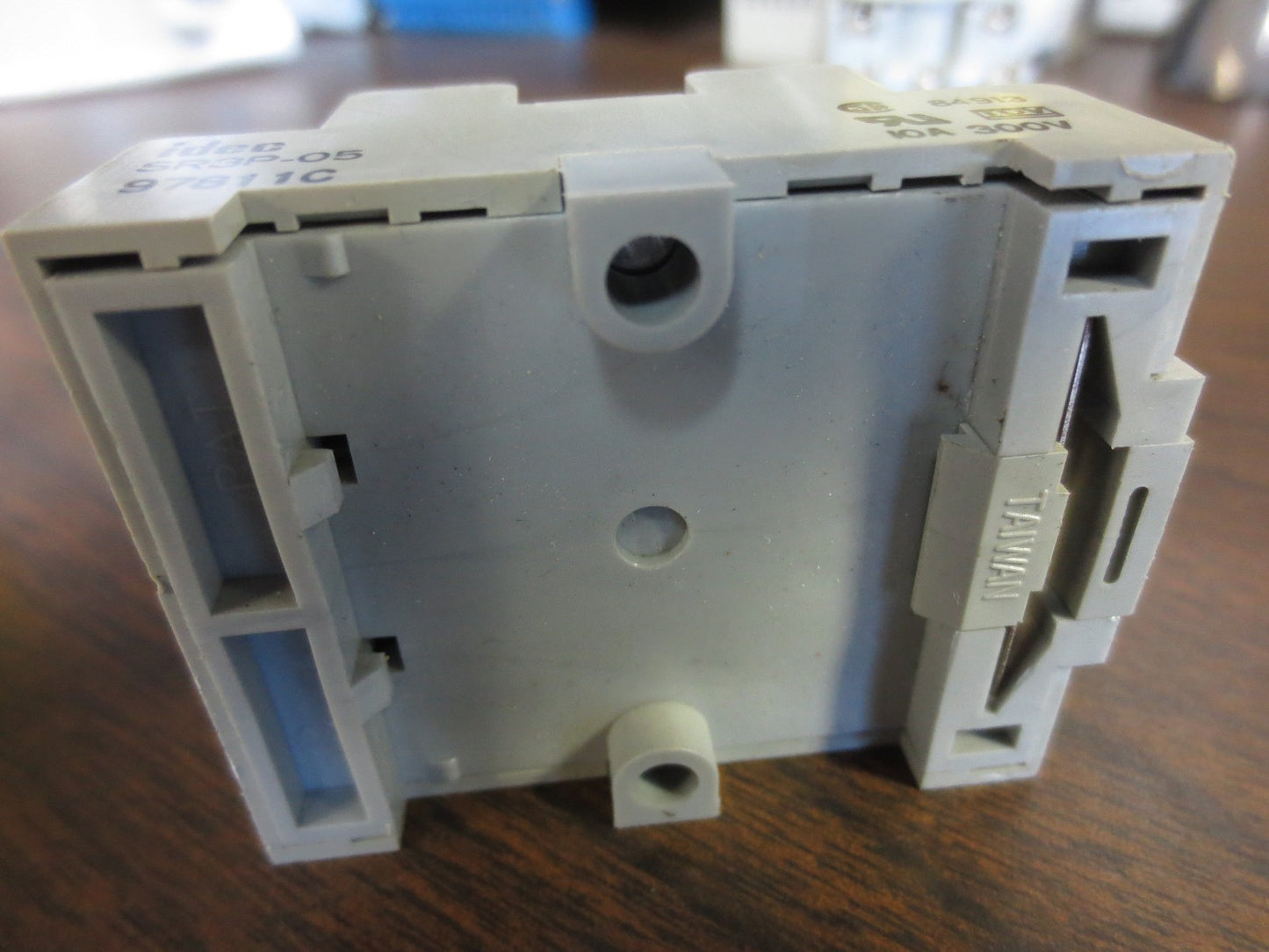 IDEC RR3PA-U RELAY w/ SR3P-05 BASE 120VAC, 50/60Hz - 28Y10 28YIO4