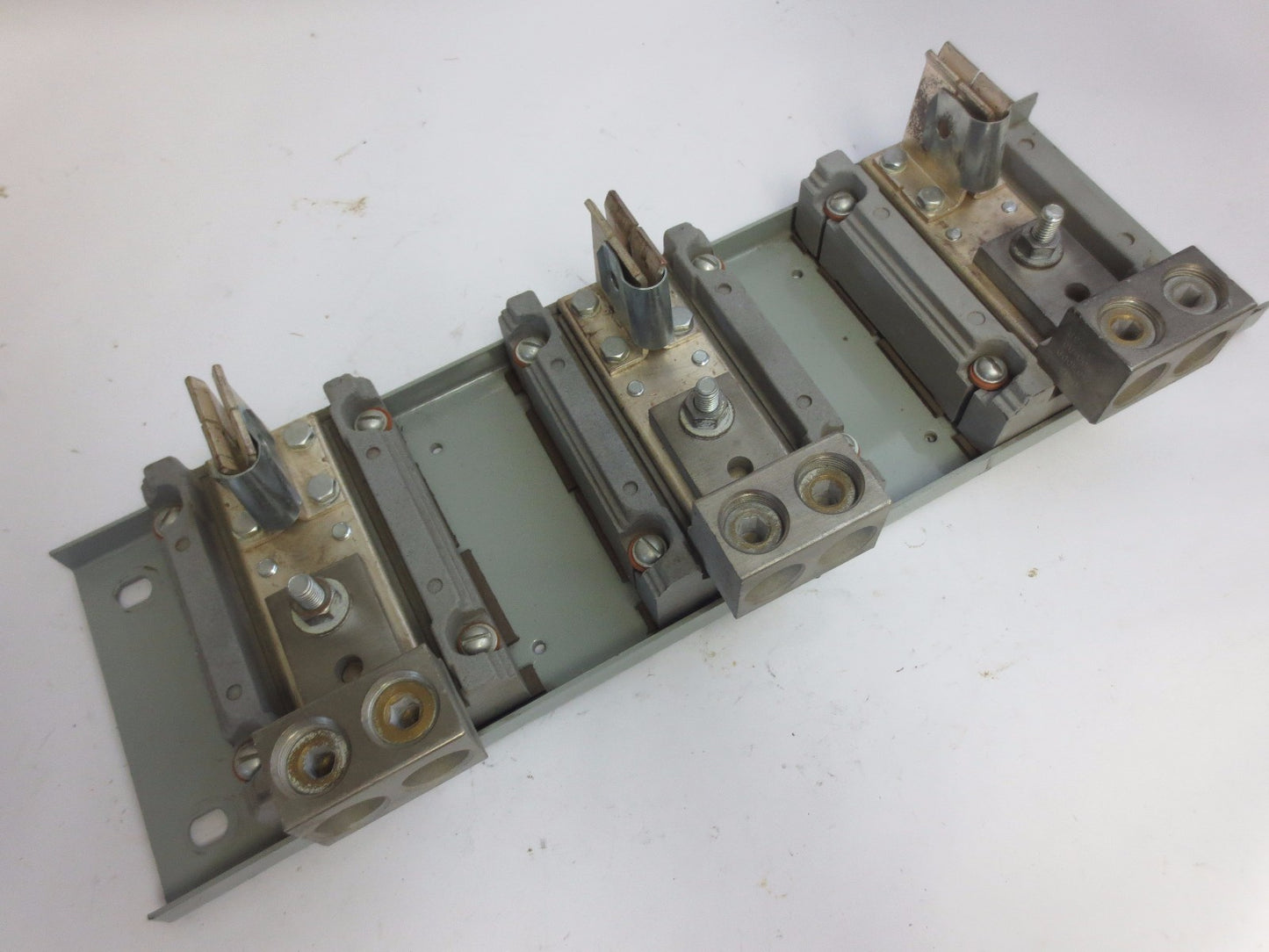 ILSCO 600MCM-2 ELECTRICAL CONNECTOR LUGS + STABS on BACKPLATE - ASSEMBLY0