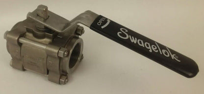 SWAGELOCK SS-67PF24 BALL VALVE 1500 PSI@100, 103F BAR@38C, 450F@ 500PSI, 1.25in