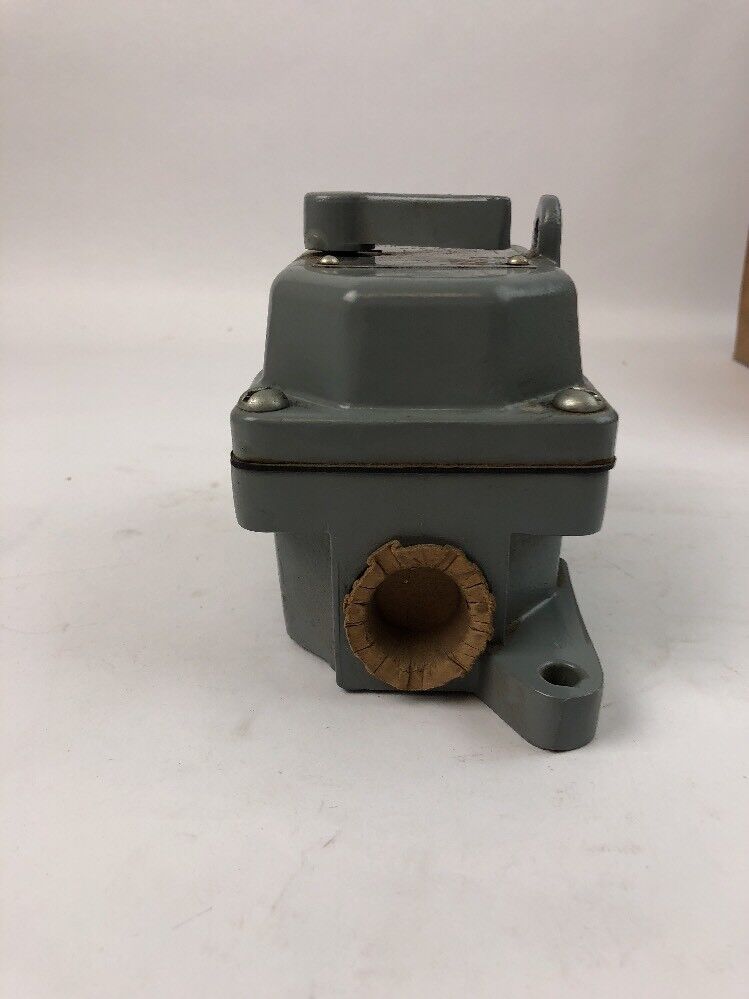 CUTLER HAMMER 9101H96A MANUAL X LINE STARTER NEMA 4&5 A.C. 115/230 VOLTS 1HP MAX