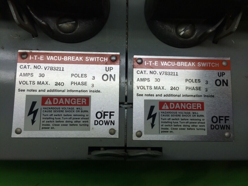 SIEMENS VACU-BREAK SWITCH V7B3211R SERIES-A 30A 240V 3-POLE 3-PHASE FUSED