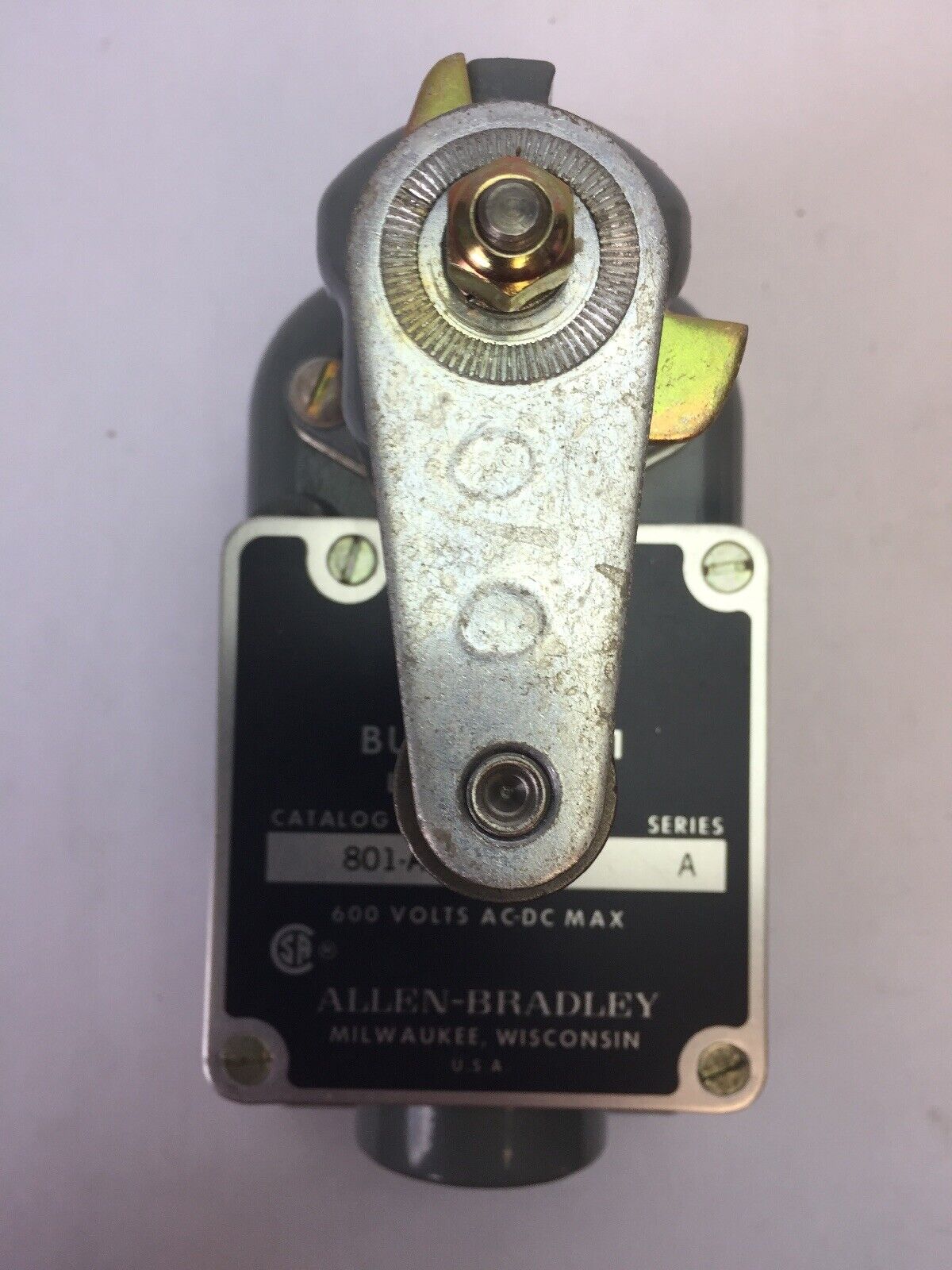 ALLEN BRADLEY 801-ASC220 LIMIT SWITCH ROLLER LEVER 600V AC/DC 1 N.O.-1 N.C. CONT