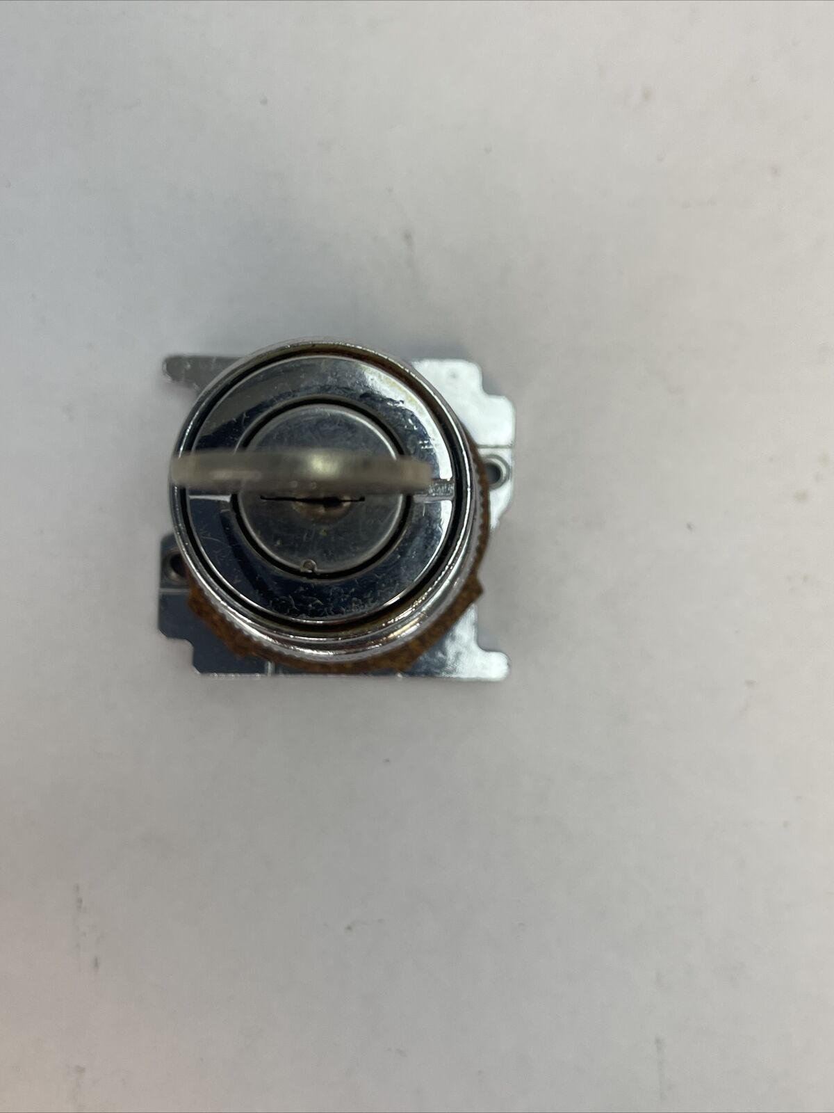 CUTLER HAMMER 10250T15334 SELECTOR SWITCH KEY OPER. NEMA 3-13 3 POS.SPR. RET.