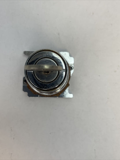 CUTLER HAMMER 10250T15334 SELECTOR SWITCH KEY OPER. NEMA 3-13 3 POS.SPR. RET.