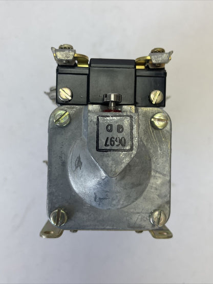 SQUARE D 8501 DD0-22 AC RELAY OPERATED TIMER 600VAC 10A SERIES A COIL 120V 60HZ