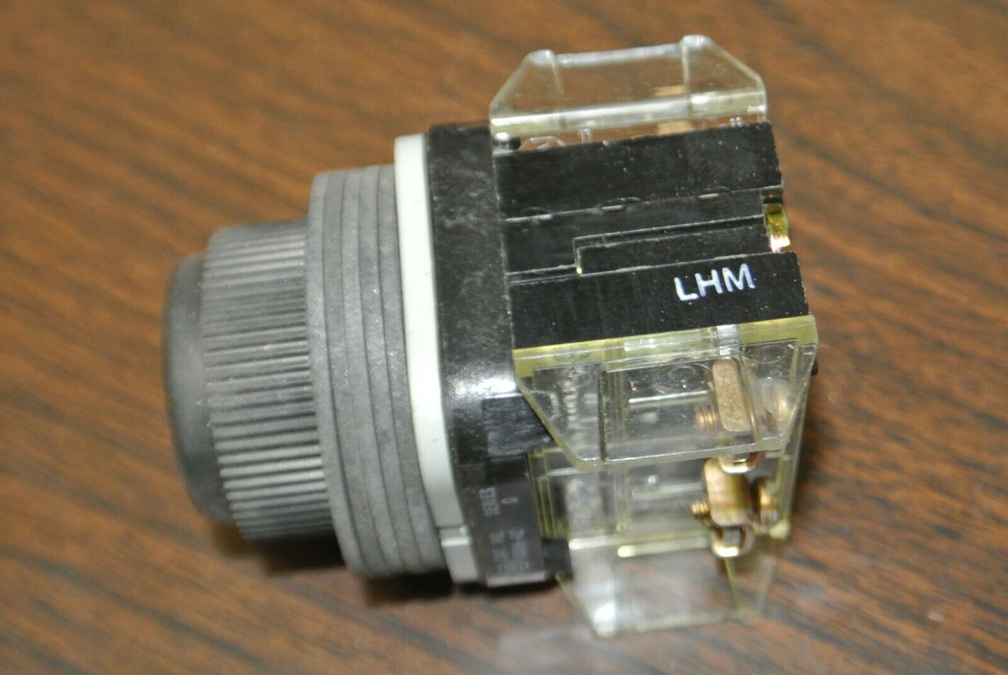 ALLEN-BRADLEY 800H-R2A2 MOMENTARY CONTACT PUSH BUTTON / BLACK / NEW SURPLUS