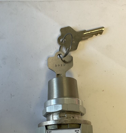 ALLEN BRADLEY 800T-J5203KC1 KEYED SELECTOR SWITCH SER.T