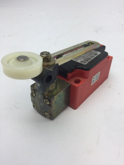 ALLEN BRADLEY 802S-C33P2-S7 LIMIT SWITCH 300V 10A SERIES A