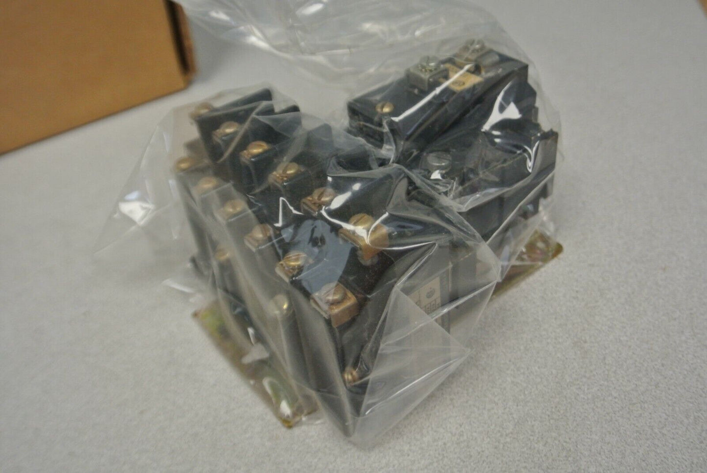 ALLEN-BRADLEY 700-BR600B12 / AC CONTROL RELAY / 12V, 50Hz / 6 N.O. / NEW SURPLUS