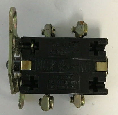 GENERAL ELECTRIC CR2940UB202C 600V BLACK 3 POS MAINTAINED OILTIGHT SEL.SWITCH