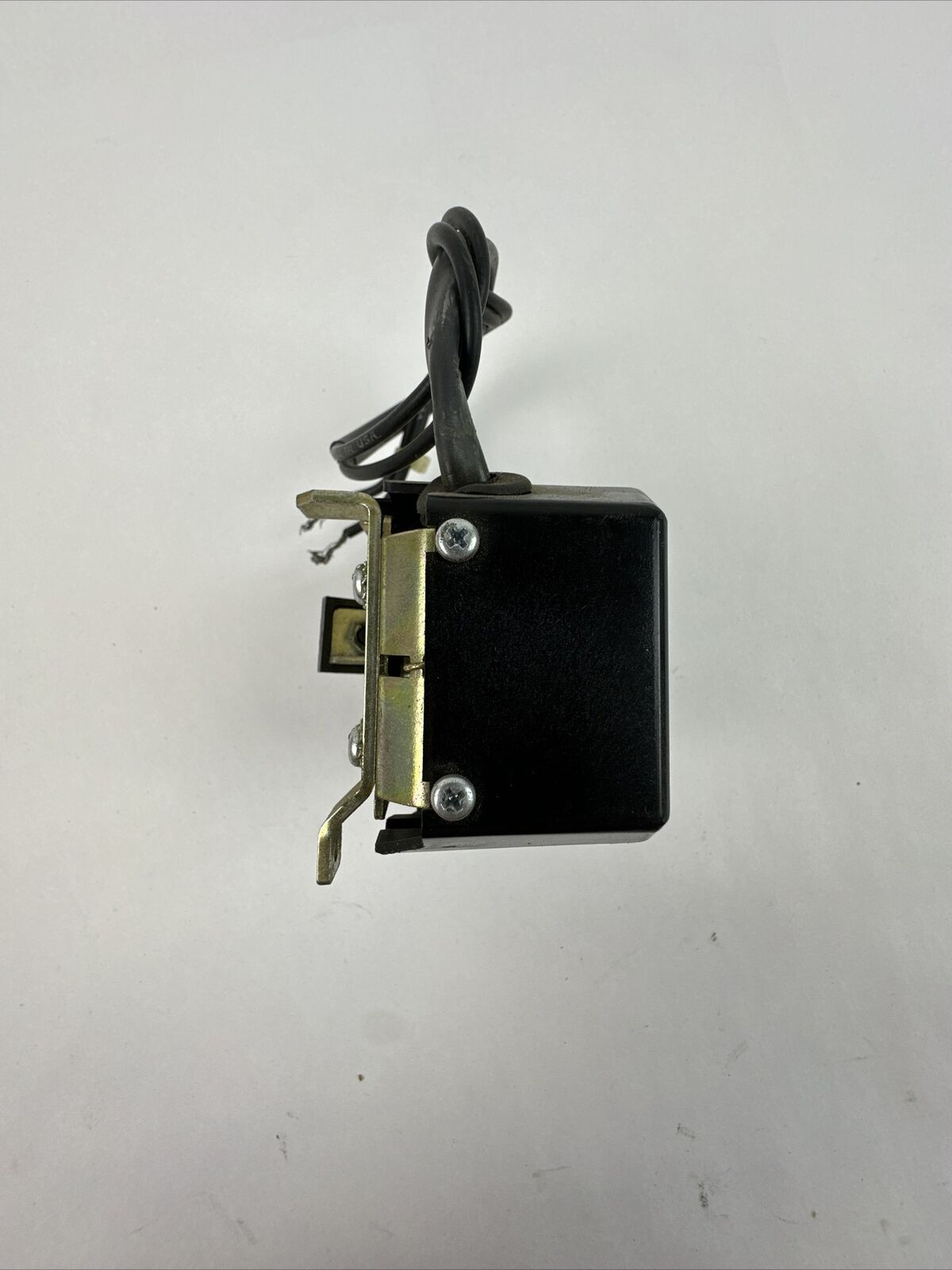 GE TVST12R SHUNT TRIP 120-240VAC 50/60HZ 125VDC CIRCUIT BREAKER ACCESSORY
