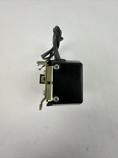 GE TVST12R SHUNT TRIP 120-240VAC 50/60HZ 125VDC CIRCUIT BREAKER ACCESSORY