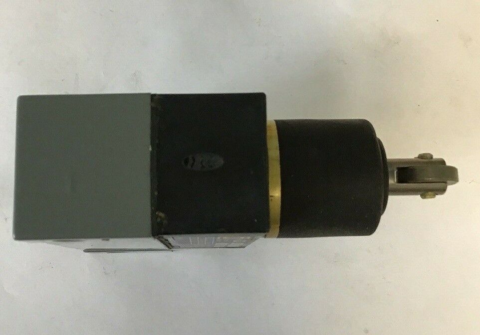 SQUARE D 9007 Y54D ENCLOSED PRECISION SWITCH