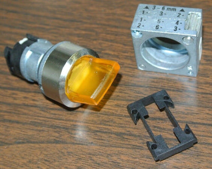 SIEMENS 3SB35 01-2PA01 SELECTOR SWITCH, AMBER 2-POSITION MAINTAINED ILLUMINATED