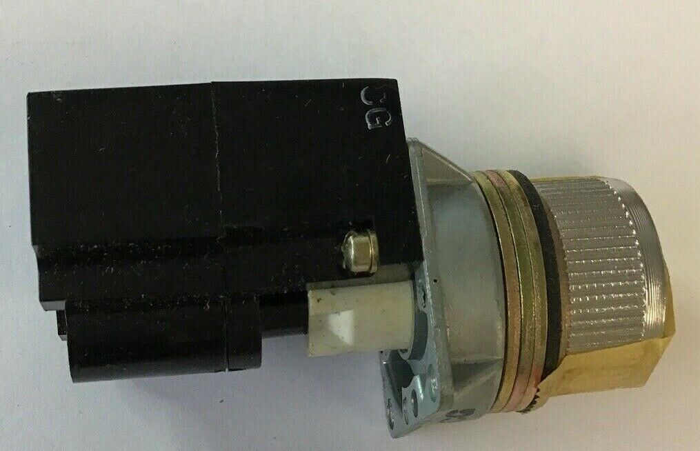SQUARE D 9001 M2LA1 ILLUMINATED PUSHBUTTON SER.A 120/110V 60/50HZ