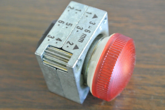 SIEMENS 3SB3501-6BA20 - PILOT LIGHT w/ CONC. RING - RED - NEW SURPLUS