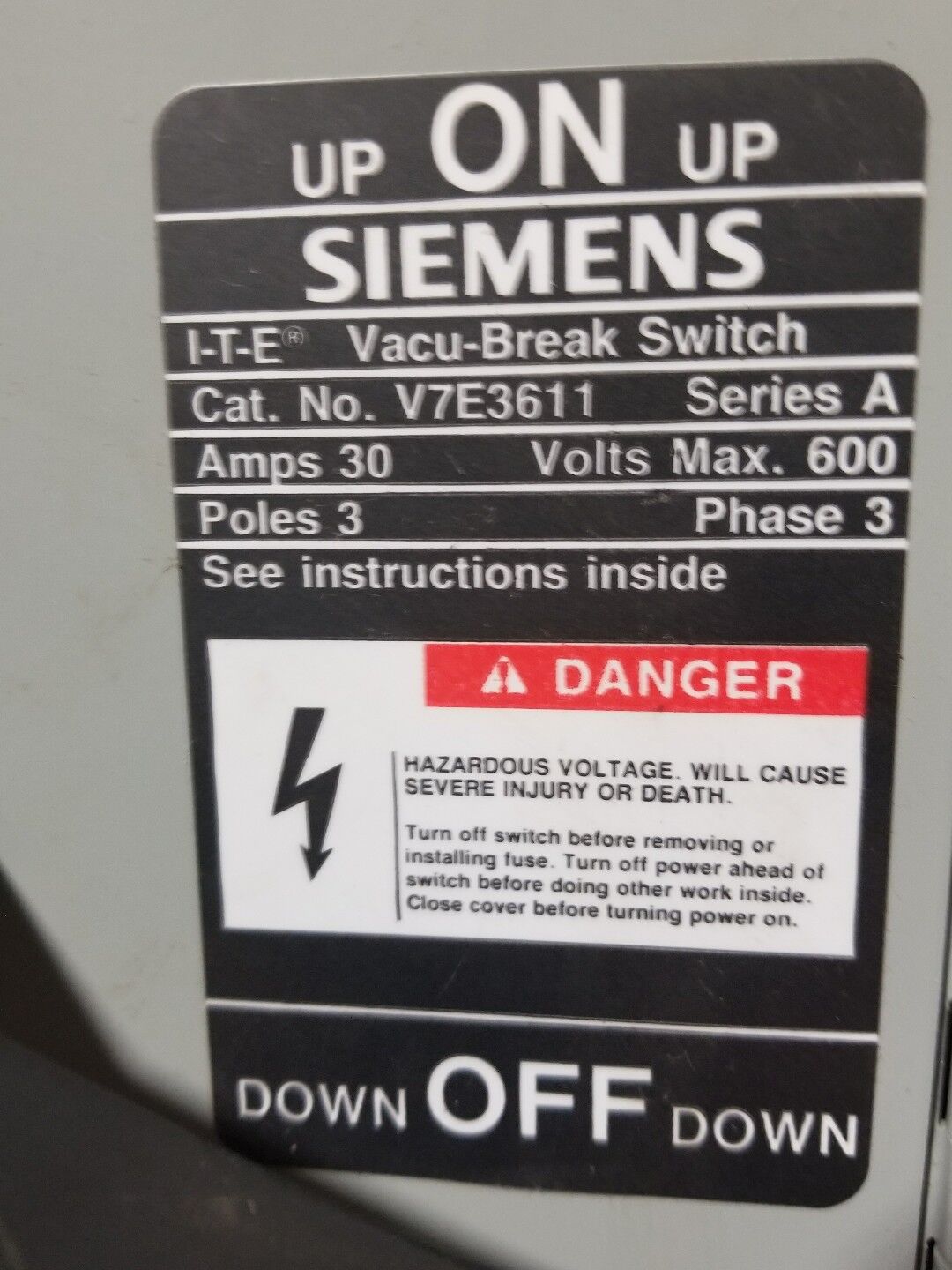 I-T-E SIEMENS V7E3611 SER.A TWIN VACU-BREAK PANELBOARD SWITCH 600V 30A 3P