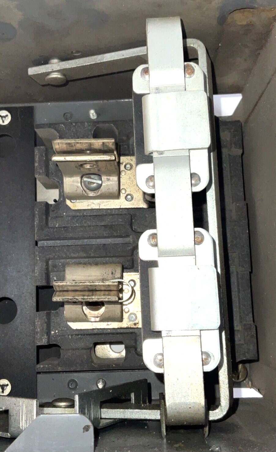 ITE V2E2204LR PANELBOARD SWITCH VACU-BREAK 200A 240V **MISSING LOWER FUSE CLIP**