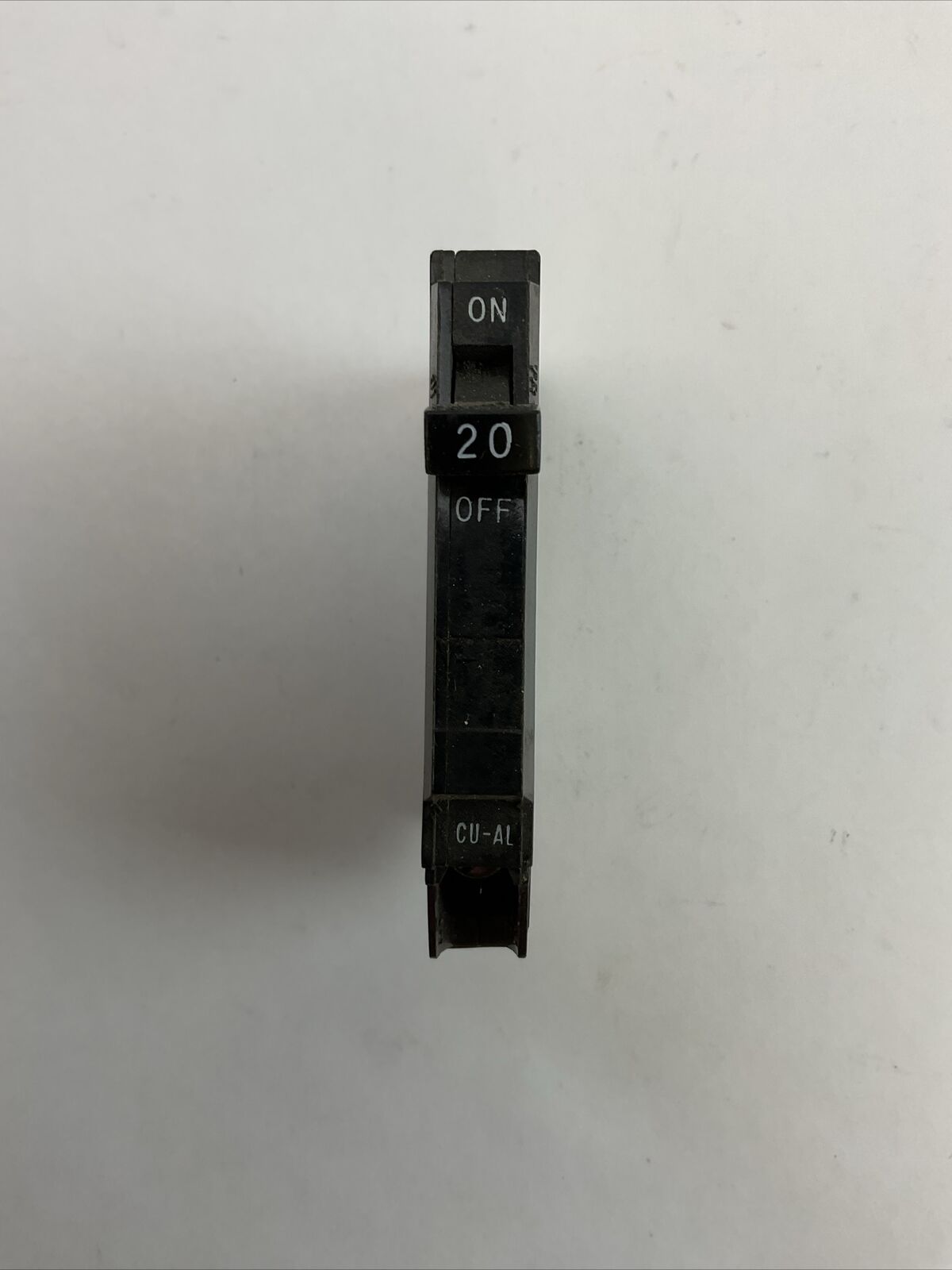 GE TQP120 PLUG IN CIRCUIT BREAKER 1POLE 20AMP 120/240VAC (LOT OF 2)