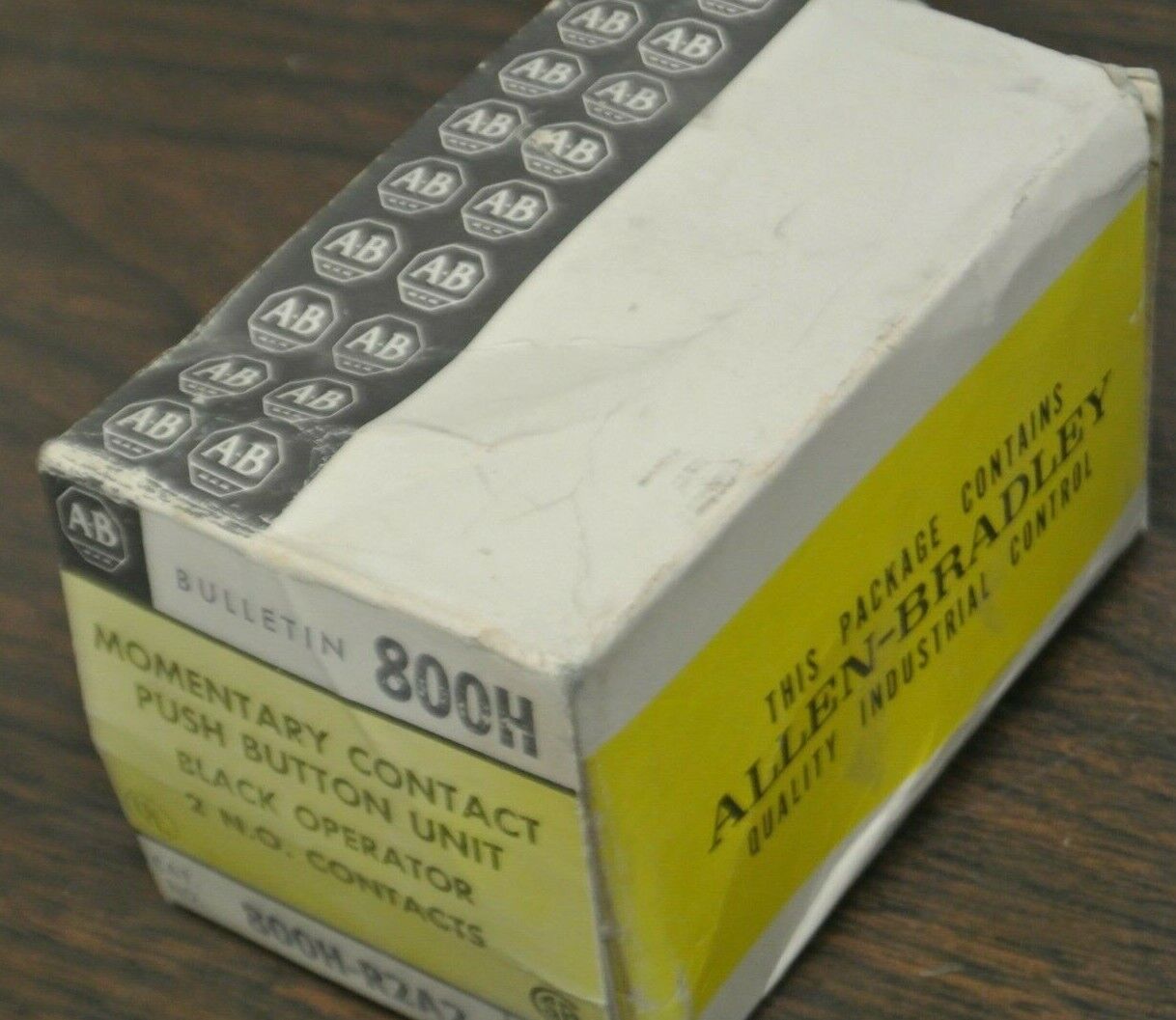 ALLEN-BRADLEY 800H-R2A2 MOMENTARY CONTACT PUSH BUTTON / BLACK / NEW SURPLUS