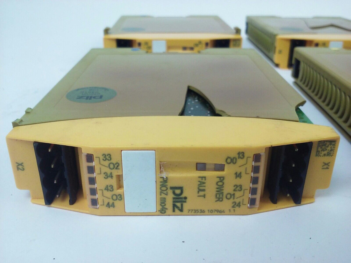 PILZ PNOZ mo4p SAFETY RELAY 240V 6A (LOT OF 10) HAS CRACKS MAY HAVE A LOOSE PART