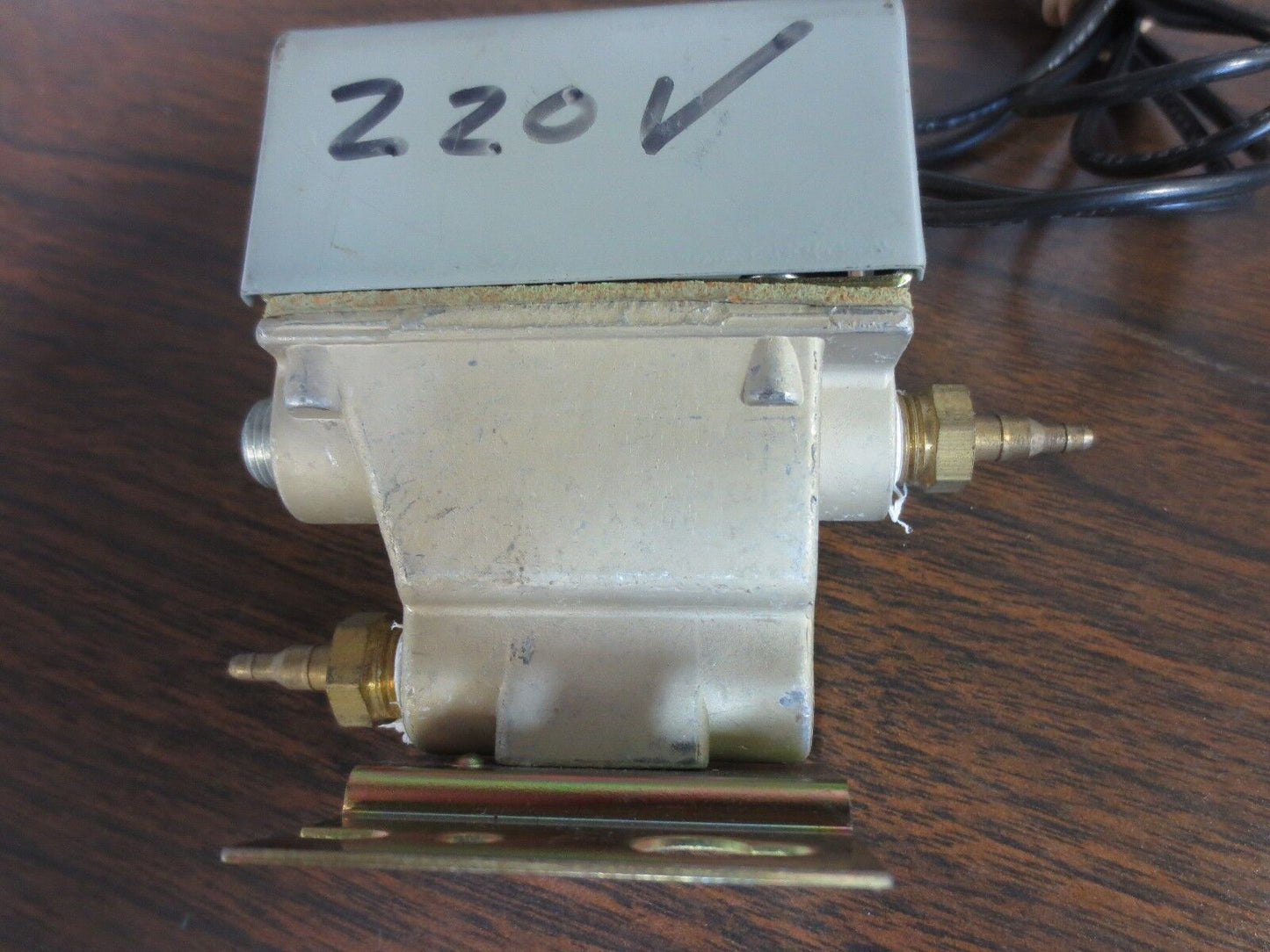 JOHNSON CONTROLS V11HBA-100 3-WAY SOLENOID AIR VALVE 220/240VAC 30psi MAX 1/8NPT