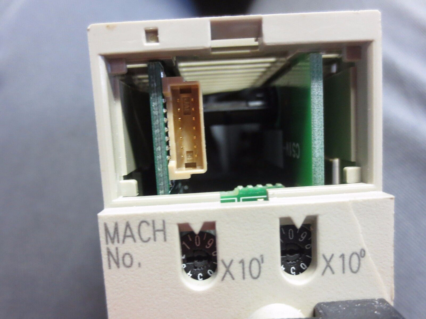 OMRON CS1W-AD041-V1 A/D UNIT - PLC ANALOG I/O MODULE - 4PT, MISSING "SCREEN"