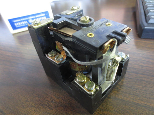 GENERAL ELECTRIC CR2790E100A23 GENERAL PURPOSE RELAY, 30A 32V 60Hz - NEW SURPLUS
