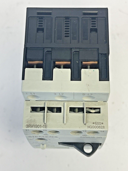 SIEMENS - 3RV1011-0HA10 & 3RV1901-1E-CIRCUIT BREAKER W/ SWITCH TRANSVERSE