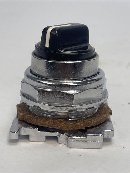 CUTLER HAMMER 10250T3032 SELECTOR SWITCH 3 POS. SPR. RET. NEMA 4-13 LEVER VERT
