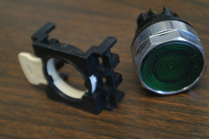 CUTLER-HAMMER E22N3 FLUSH ILLUM PUSHBUTTON OPERATOR / GREEN / 25mm / NEW SURPLUS