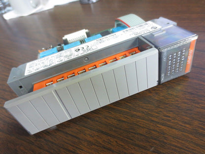 ALLEN-BRADLEY 1746-OW16, Ser. C - SLC500 OUTPUT MODULE - OCTAL - EXCELLENT