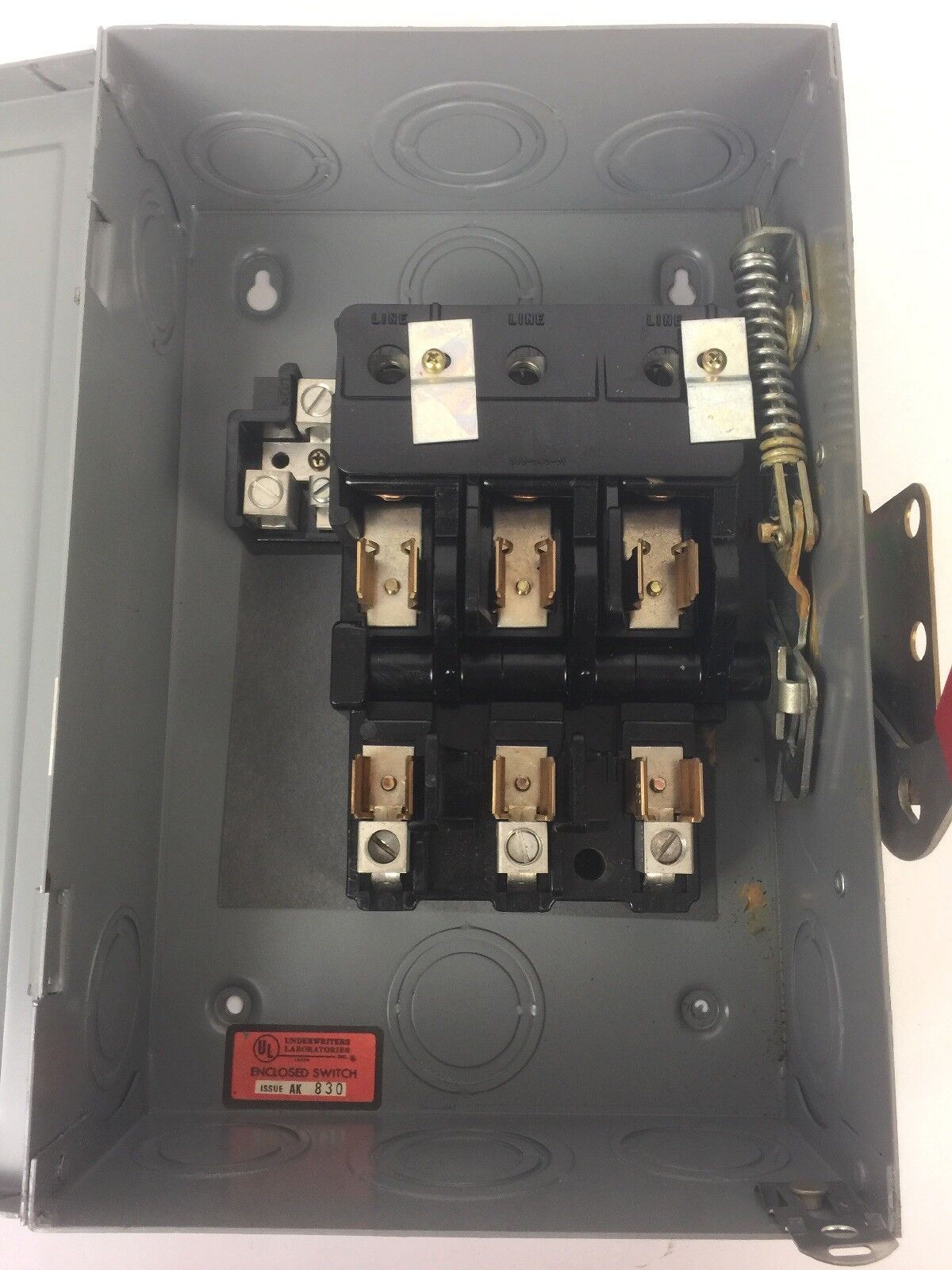 SYLVANIA D633SN FUSIBLE SAFETY SWITCH 60A 240VAC 3 POLE NEMA 1 SURFACE ENCLOSURE