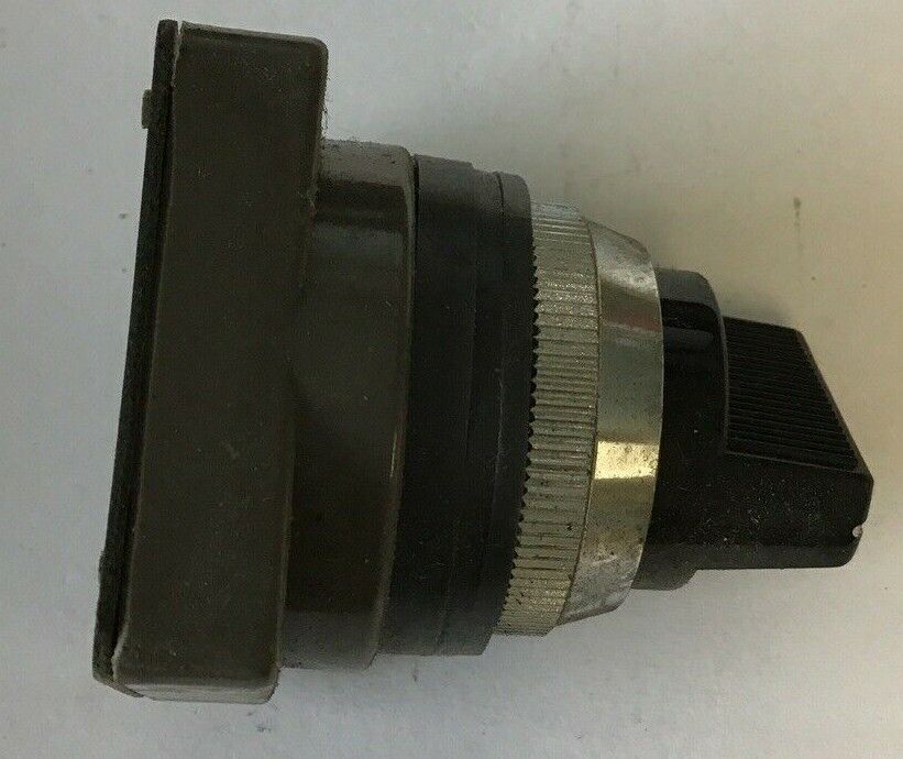 IDEC ASS-300-B SELECTOR SWITCH ***LOTOF25***