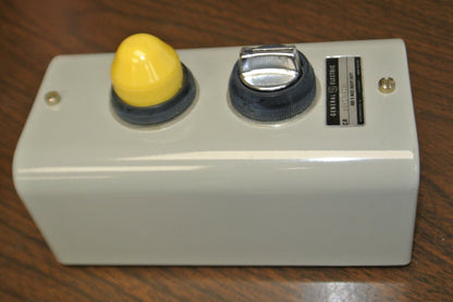 GENERAL ELECTRIC CR2940FA402A PUSHBUTTON STATION w/ YELLOW LENS / NEW SURPLUS