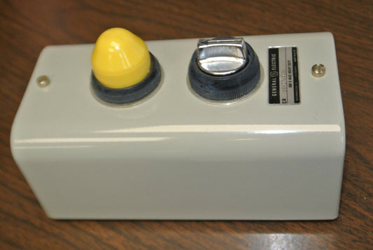 GENERAL ELECTRIC CR2940FA402A PUSHBUTTON STATION w/ YELLOW LENS / NEW SURPLUS
