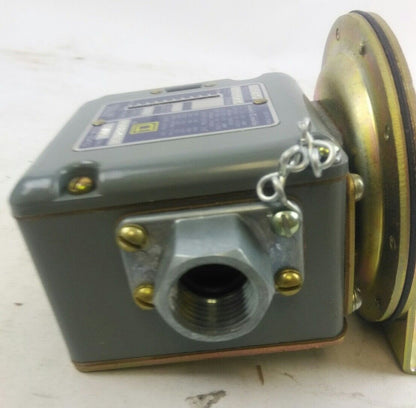Square D INDUSTRIAL PRESSURE SWITCH  CLASS 9012 TYPE AMV-1 NEW OPEN BOX