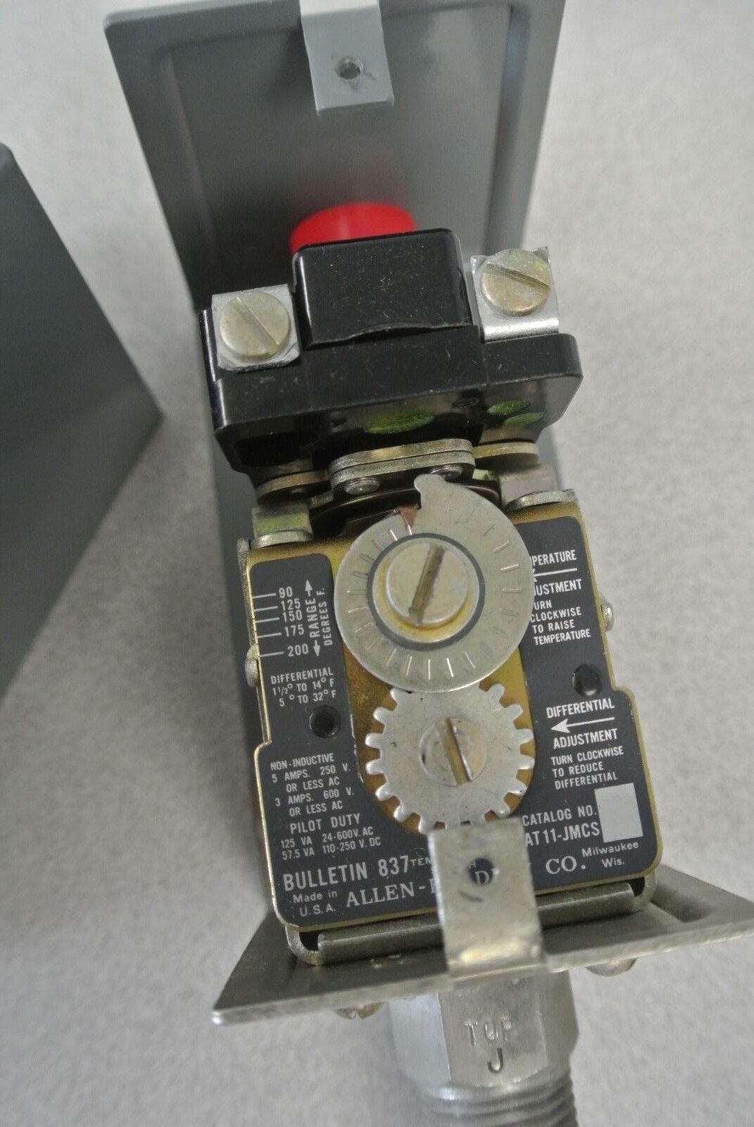 ALLEN-BRADLEY 837-AT11-JMC TEMPERATURE SWITCH / 90-200° F / NEW SURPLUS