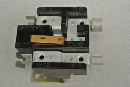 GENERAL ELECTRIC 3ARR28U2 CONTACTOR 6X572 / 240V COIL / 277-600V / NEW SURPLUS