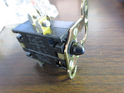 GENERAL ELECTRIC CR2940WA202C HEAVY DUTY OILTIGHT PUSHBUTTON RED - NEW SURPLUS