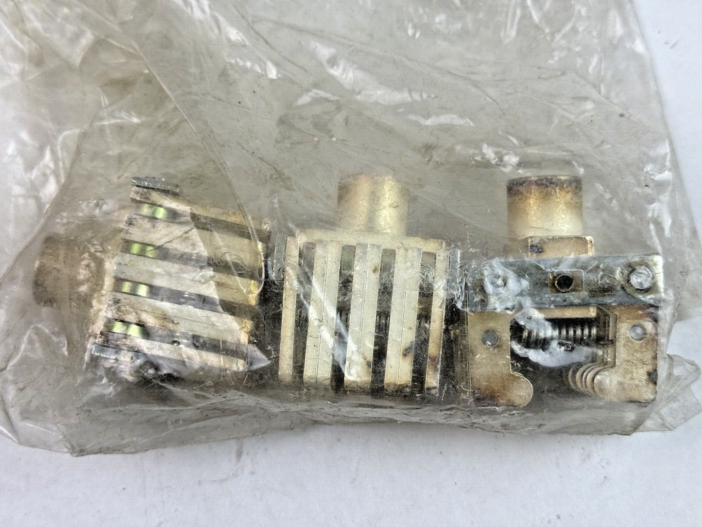 GE - TJ63PD1A - PLUG-IN MOUNTING BASE ASSEMBLY - TYPE TJ - NEW OLD STOCK