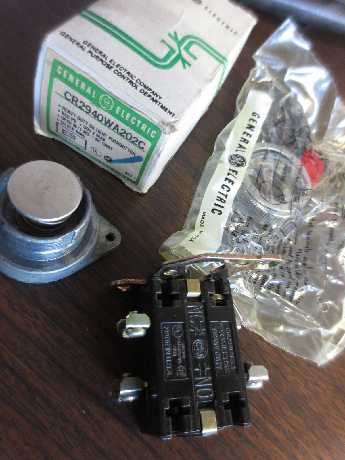 GENERAL ELECTRIC CR2940WA202C HEAVY DUTY OILTIGHT PUSHBUTTON RED - NEW SURPLUS