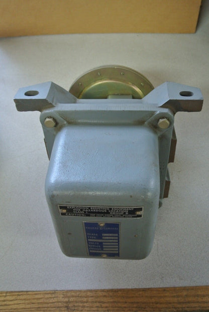 SQUARE D 9018 BSR-8 VACUUM SWITCH EXPLOSION RESISTANT HAZARDOUS LOCATION SURPLUS