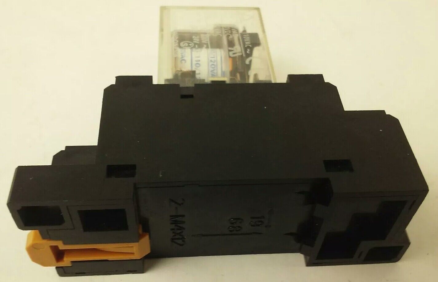 OMRON LY1 RELAY 110/120VAC,WITH OMRON PTF08A-E RELAY BASE 2-M4X12 2617H 15A 200V