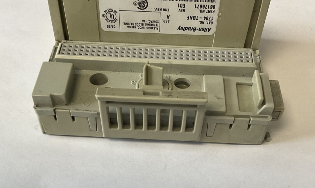 ALLEN BRADLEY 1794-OA8 INPUT 230VAC 10A SER.A 5VDC 640MA REV.E01