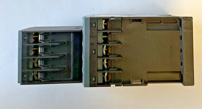 SIEMENS 3RH2140-1BB40 CONTACTOR W/33R2911-1GA40 AUX CONTACT 50/60HZ
