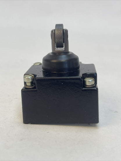 GE CR215GH87 TOP ROLLER PLUNGER HEAD ONLY WITH VITON SEALS FOR PLUG IN LIMIT SWI