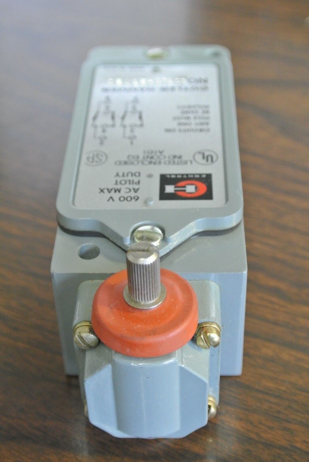 CUTLER-HAMMER 10316H2372C - OILTIGHT LIMIT SWITCH - 1 N.O., 1 N.C. - NEW SURPLUS